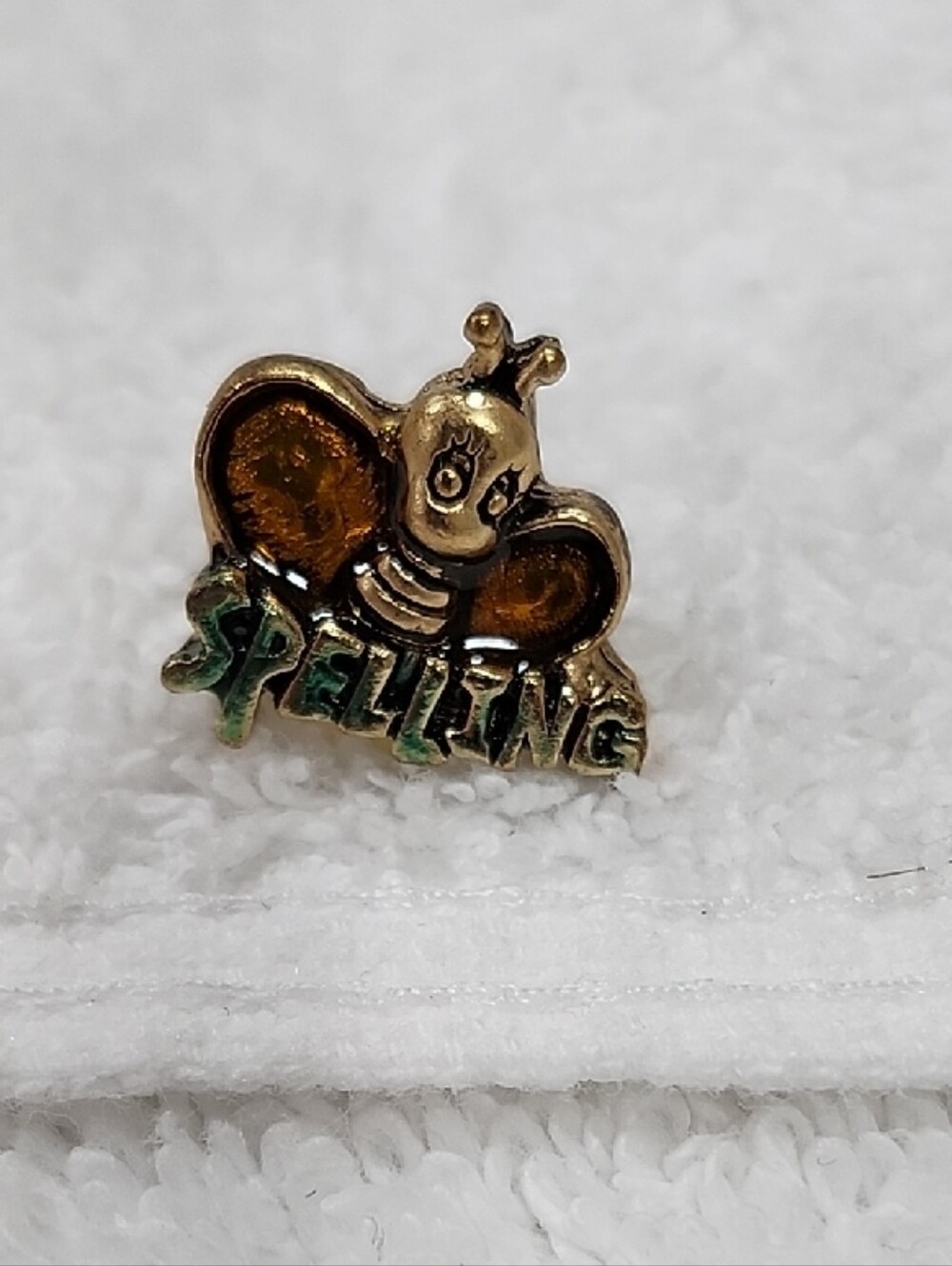 VINTAGE 'SPELLING' BEE ENAMEL LAPEL PIN